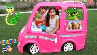 ¡Maria Clara y JP pasean en el coche de juguete para un picnic radical!  Barbie car Camping