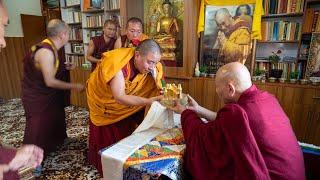 ༽ལེའུ། ༡  ༸སྐྱབས་རྗེ་བྱ་དོ་རིན་པོ་ཆེ་མཆོག་རྡེ་ར་ལྡུན་དགའ་ལྡན་དོན་གཉིས་གླིང་དགོན་པར་ཆིབས་བསྒྱུར།