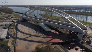 Drone Theemswegtracé inrijden spoorbrug Rozenburgsesluis - Mammoet - Rijkswaterstaat - Prorail