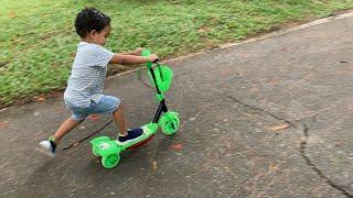 CRIANÇA BRINCANDO DE PATINETE INFANTIL 3 RODAS NO PARQUINHO - WIL E PAPAI