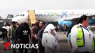 Guatemaltecos deportados critican haber viajado encadenados "como maleantes" | Noticias Telemundo