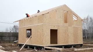 قمنا ببناء منزل كندي في ثلاثة أيام. عملية البناء خطوة بخطوة