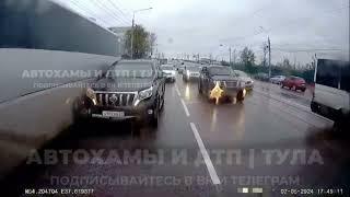 В Туле автобус «подрал» Toyota Land Cruiser Prado