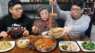 Octopus, giblets, shrimp mukbang, bean sprouts, chives, boiled egg, family mukbang