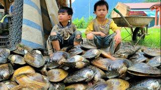 The daily life of an orphan boy Catching clams to sell for money to buy watermelons to eat