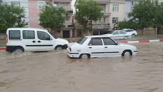 Karaman'da şiddetli yağmur yağışı sokakları dereye çevirdi.