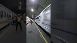 Momen super ngebut KA. Argo Sindoro di stasiun Pemalang