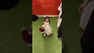 اخت العروسه الصغيره فاجئت العروسه وخلاها تعيط 