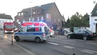 Notarzt steigt aus Polizeiwagen