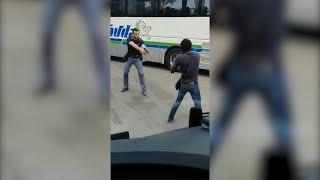 Milano: minaccia con un coltello i passanti, così i poliziotti lo neutralizzano