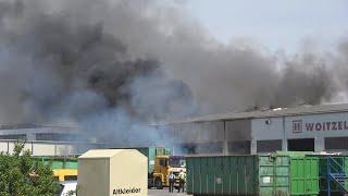 [Schwarze Rauchwolke] Großbrand bei Entsorgungsfirma Woitzel in Ibbenbüren - O-Ton - Einsatzfahrten