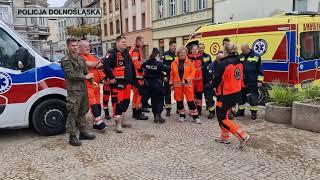 Policjanci każdego dnia niosą pomoc powodzianom