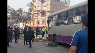 SJL: Bus de Corredor Morado impacta contra poste de alumbrado público