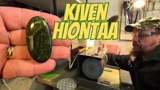 Kokeillaan kiven hiontaa korukivien hiontalaitteella