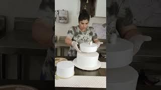 How to stack a 3 tier whipped cream cake ️️ #cakes #3tiercake #whippedcream