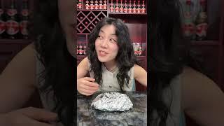女儿搞怪给爸妈包锡纸！妈妈抢过爸爸的 “鸡形包”，打开竟是黄瓜？爸爸的 “黄瓜包” 里藏真鸡肉【东东一家】