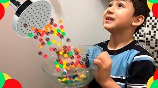 LORENZO FINGE BRINCAR NO CHUVEIRO MÁGICO DE M&M - KIDS PRETEND PLAY MAGIC SHOWER