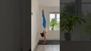 Handstand drill: wall kicks with switch #yoga #fitness #movement