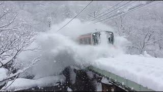 R5.1.2  [上越線] 清水トンネル土合口にて A train shoveling through the heavy snow at Joetsu line