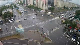 В Челябинске автобус устроил тройное ДТП и врезался в гостиницу «Виктория»