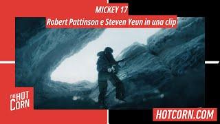 MICKEY 17 | Robert Pattinson e Steven Yeun in una clip | HOT CORN