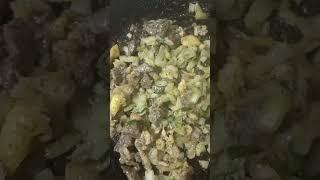 Говяжье, куриное мясо жарится с луком.