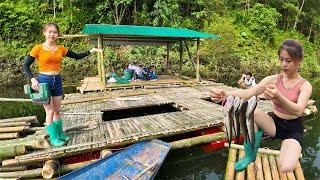 Girl makes bamboo raft to float on lake and catches big fish - Living Off the Net