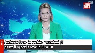 Andreea Esca, în rochie, pantaloni și pantofi sport la Știrile PRO TV. Imaginea de culise de...