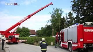 Teleskopmastbühne bei Tierrettung in Stadl-Paura in aufgeweichtem Untergrund eingesunken