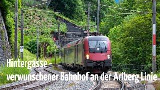 Hintergasse: verwunschener, stillgelegter Bahnhof in alpinem Gelände an der Arlberg Linie