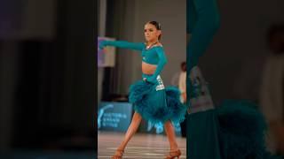 Milana#music #dance #サイリウムダンサー #ヲタ芸 #ballroomdance #japanesedancer #fashion #サイリウムパフォーマンス #shorts