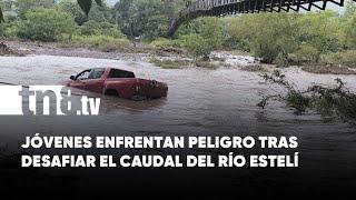 ¡Se salvan de milagro! Jóvenes arriesgan sus vidas al cruzar el río Estelí