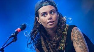 Tash Sultana performing Jungle