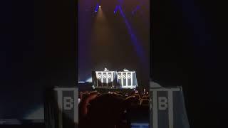 Aj McLean e Kevin Richardson trocando de roupas no palco BSB (DNA Tour Ao Vivo São Paulo 2023)