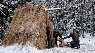 Build a warm grass hut shelter in the freezing snow season - Life in the forest