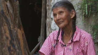 Una anciana vive en una cueva en las montañas hace 50 años