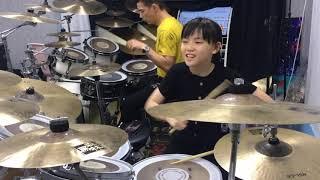 NiuNiu play drum set,dian ge de ren,cool girl playing