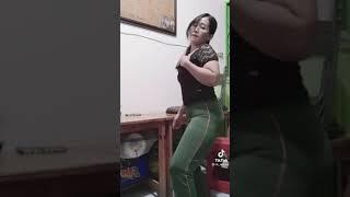 BOKONG TANTE TITI BIKIN PENGEN NUSUK DARI BELAKANG