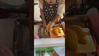 FRESHLY CUT SWEET THAI MANGO IN PHUKET #shorts #phuket #mango