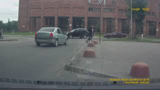 Водитель против пешехода  показательный рукопашный бой посреди дороги