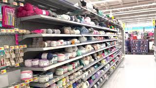 Sección de estambres en la tienda de Walmarttienda de lanastodo para crochetlanas y ovillos