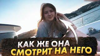 Как же она смотрит на СТРОГО  [ этот взгляд.. ]