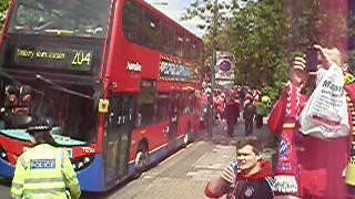 CL-Finale 2013 in London Bayernfans marschieren zum Stadion Teil 2