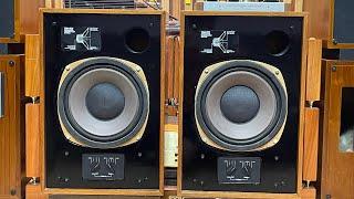 Cặp loa sơn bóng trưng bày triển lãm tại siêu thị audio Nhật đồng trục TANNOY EATON Monitor