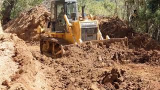 shantui bulldozer sd 16 carving mountain road / tractor shantui abriendo caminos en finca