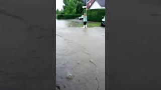 Wassermassen strömen in Tunnel am Bahnhof Lügde