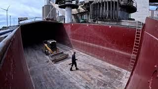 Lossen in IJmuiden, dan vaart naar Lelystad.