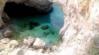 Blick auf die blaue Grotte von Loutraki