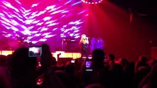 Kelly Clarkson - Walking On Broken Glass (Annie Lennox Cover) Live Braehead Arena Glasgow 16-10-12