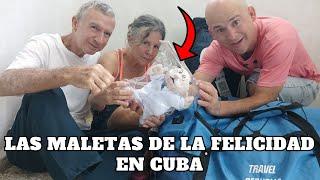 Abriendo maletas en Cuba que dan felicidad. Mi mamá sorprende a Manolito con algo de México.